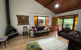 Lumiar linda vista das montanhas, com lareira, churrasqueira, wifi, Tv a cabo, casa ampla, arejada jardim pertinho do centro de Lumiar e de cachoeiras